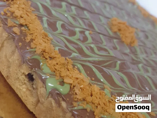 حلويات متنوعه الاحجام مليانه شوكولاته .. طرية وهشة
