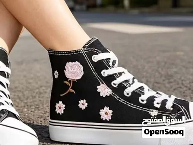 بوط رياضي نسخة كونفرس نمرة 42 العنوان شارع عوني الساحوري الجندويل