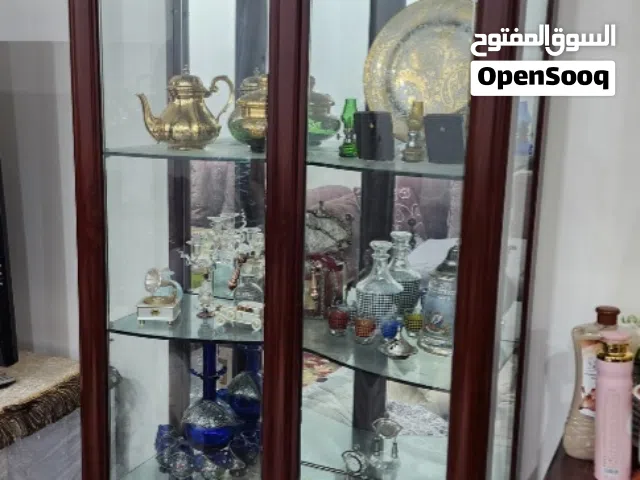 اثاث غرفة معيشة خزانتين باب زجاج مع درجين بالأسفل وطاولة وسط مع طاولتين جانبيتين