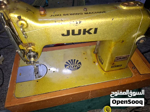 مكينة خياطه الماركة: جوكي (JUKI)، وهي علامة تجارية يابانية شهيرة