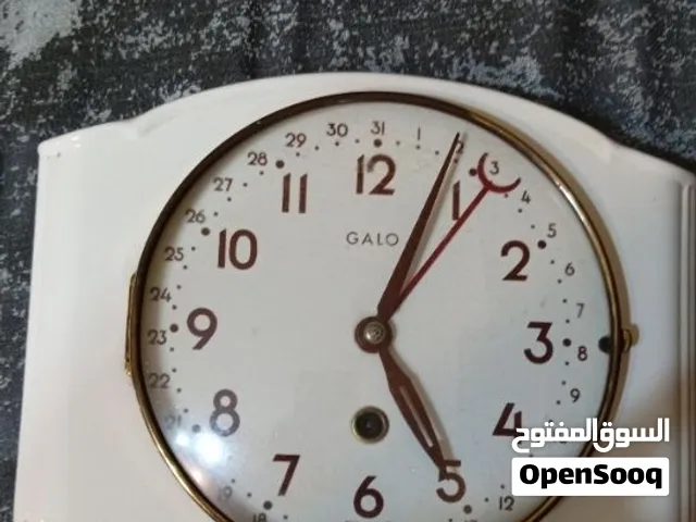 ساعه قدیمیه اکثر من میت سنه