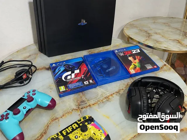 PS4 Pro  + يدتين + 3 ألعاب + سماعة +كامل اغراضه