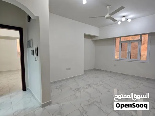 للإيجار شقة غرفة وصالة ومطبخ في بوشر عائلة
