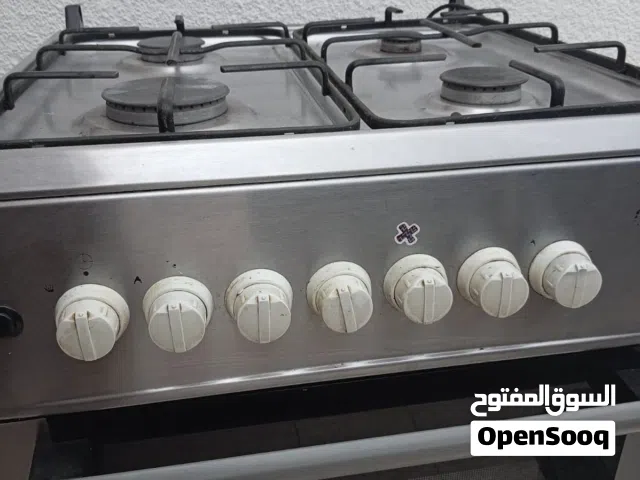 Dee general gas stove and oven, four gas stove, both upper and lower ignition oven.
