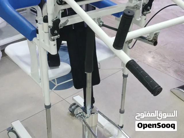 كرسي لدخول الحمام للمعاقين والعاجيزين