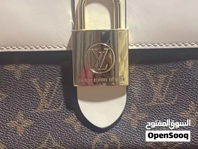 شنتة LOUIS VUITTON للبيع لون بني  أصلية وجميلة وذات انطباع مميز