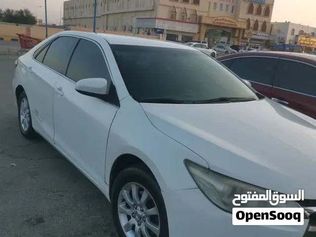 تويوتا كامري 2017 فئة LE موديل 2017 لون أبيض معفاة من الحوادث بحالة ممتازة