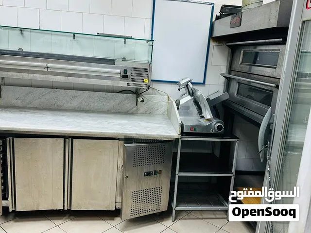 يوجد معدات معطعم بيتزا كامله