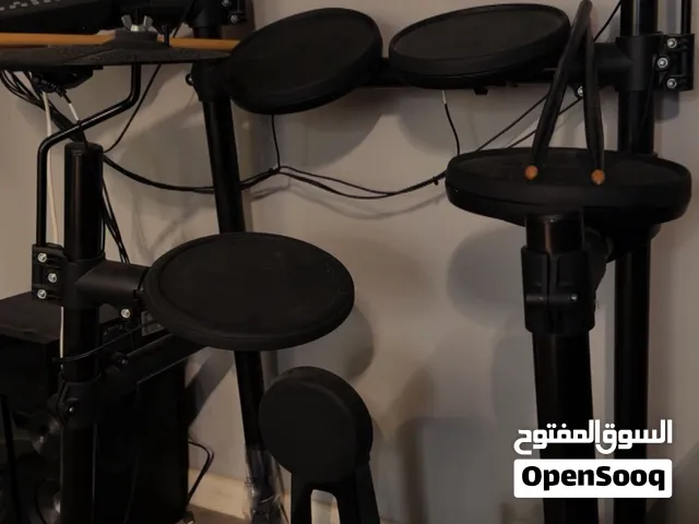 Yamaha DTX402 Electronic Drum Kit بحالة ممتازة كامل الملحقات لم يتم استخدامه إلا مرات قليله