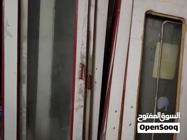 ظرف فترينا خشب ومن المنتصف زجاج