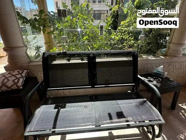 مرجيحة حديقة لشخصين للبيع  مرجيحة خارجية متينة وأنيقة، مناسبة للحدائق والبرندات والتراسات.