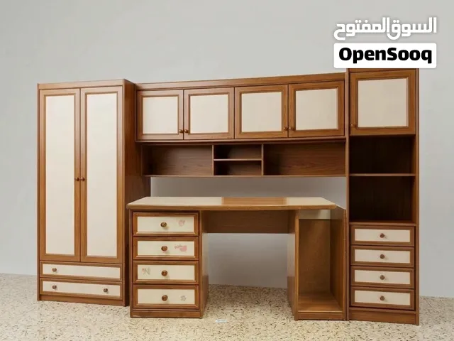 دولاب و طاولة مكتبية مع رفوف