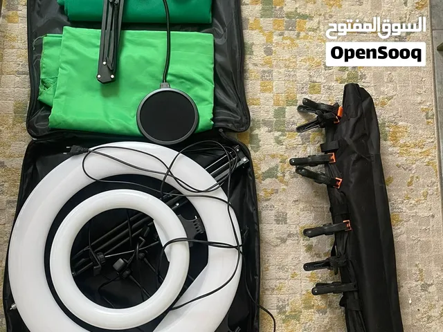 ادوات اضاءة ومايك تسجيل وخلفيتين كروما خضراء مع الحوامل