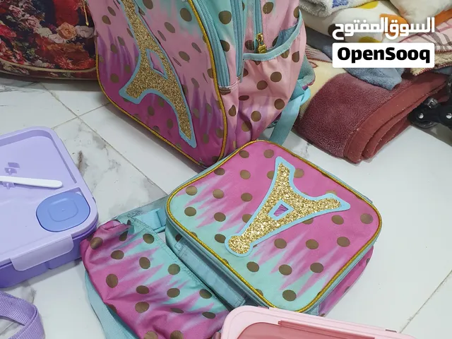 حقيبه مدرسيه بحاله جيده والعجلات والجرار يعمل أيضا السحاب يعمل كل الحقائب الأربعه بملحقاتها ب 100