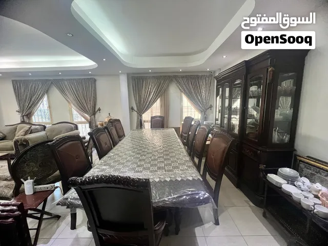 فيلا راقية للبيع في الجنبية