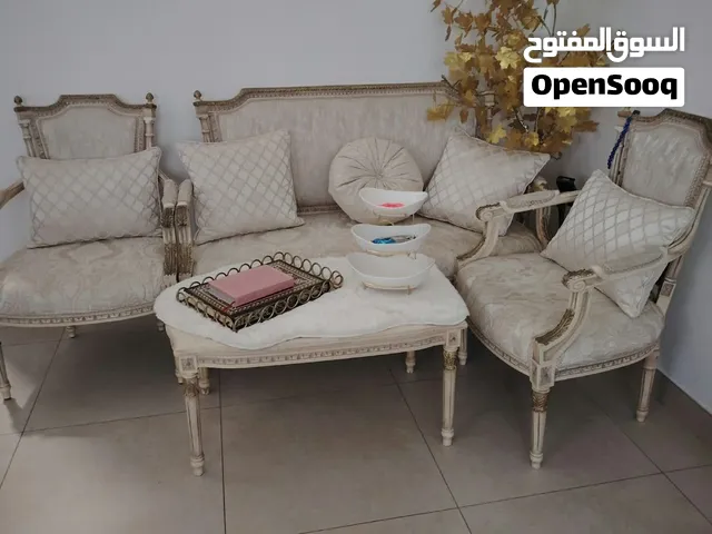 طقم كنب وطاولة تلفزيون