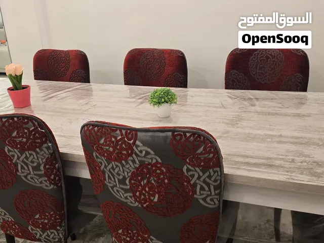 طاولة طعام كبيرة مترين  بحالة ممتازة جدا جدا جدا  خشب رمادي في بيج