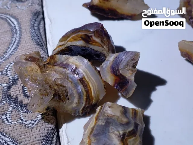 للبيع عقيق يمني خام مصور  ومقلم
