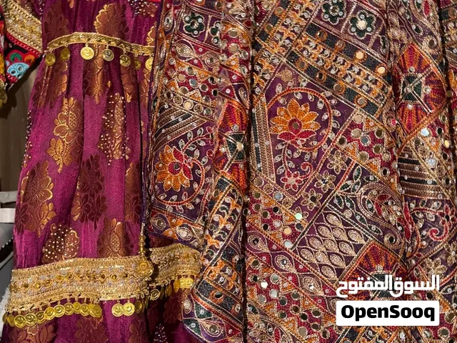 لبسة افغانية . شغل متروس ذو لون بورغندي مع صروال علاء الدين . مستخدمة مرة فقط . مناسب لاعراس
