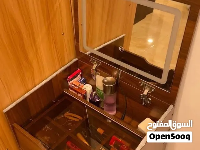 ميز مراية حديث وجديد وينفع مكتبي