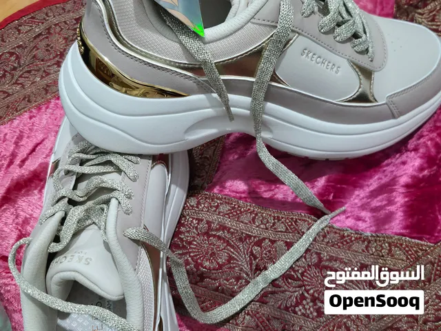 للبيع Skechers أصلي – جديد