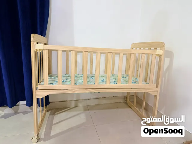 للبيع سرير اطفال خشب شبه جديد وكرتونه موجود