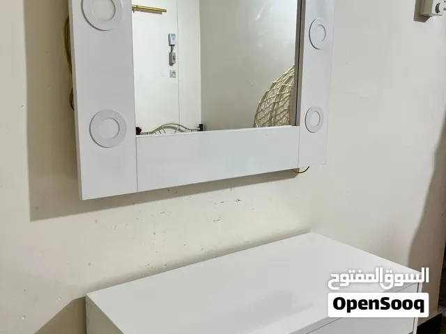 ميز تسريحه ابيض نظيف 70