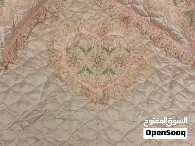 مفرش سرير ساتان مطرز وردي فاخر – تطريز ورد ودانتيل