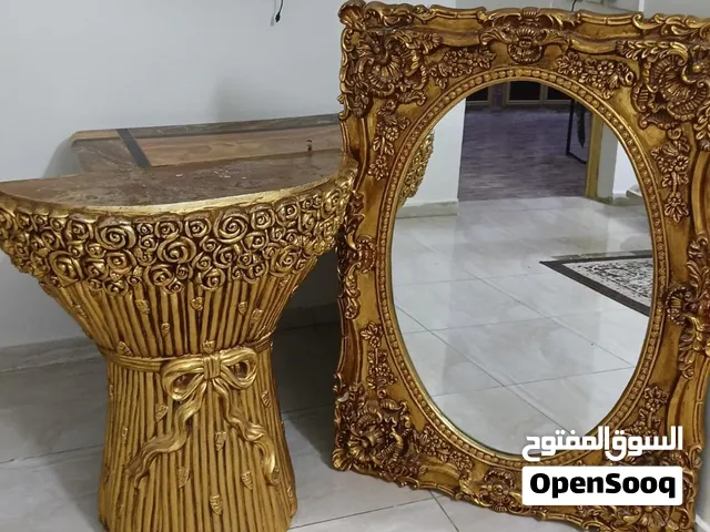 مراية للبيع مع ستاند حجمها كبير خشب+جبس