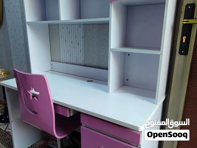 ميز دراسي تركي ((للبيع)) كامل مع الكرسي نظيف والخشب قوة ومتانة وصبغ حراري