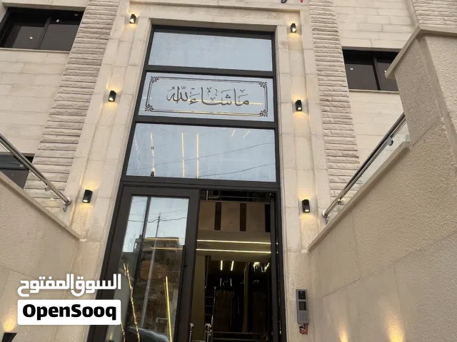 طابق شبه ارضي معلق مساحه 143 متر في البنيات مع تراس امامي ومدخل خاص على الشارع