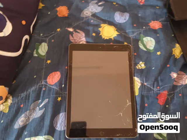 الايباد شغل ما في شي غير بس بعض الكسور ب الشاشه ما تضر ول تبين ب الشاشه كويس و سعر كويس