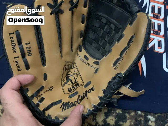 قفازات بيسبول واحد