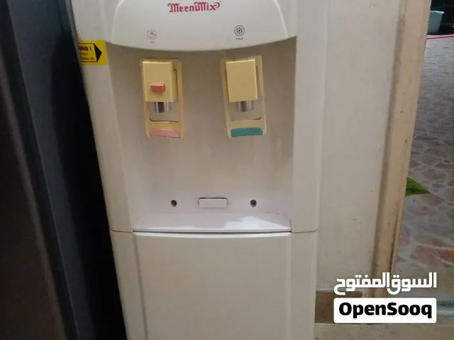 كولر ماء في حالة ممتازة جدا جدا شغال البارد والحار