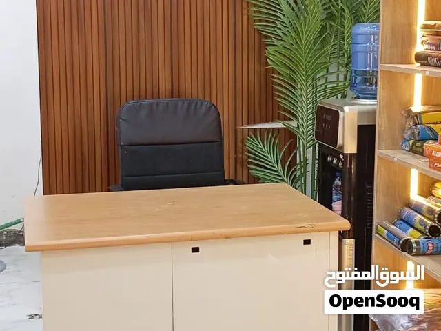 فاترينات + ميز وكرسي