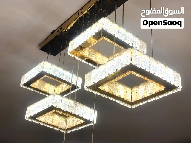 نجفة سقف مودرن فخمة، مكونة من 5 وحدات مربعة متدرجة، بإضاءة LED أبيض ومكس وذهبي مزودة بقطع كريستال،