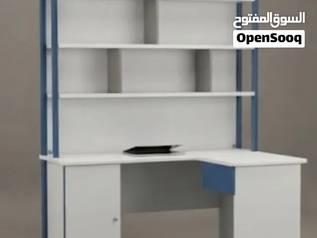 مكتب زاوية (على شكل حرف L) مدمج مع وحدة أرفف علوية (خزانة كتب)