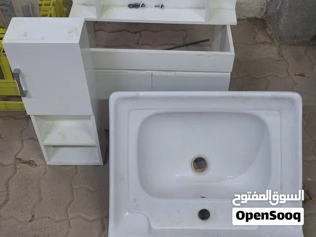 مغسله جداريه مع جميع ملحقاتها