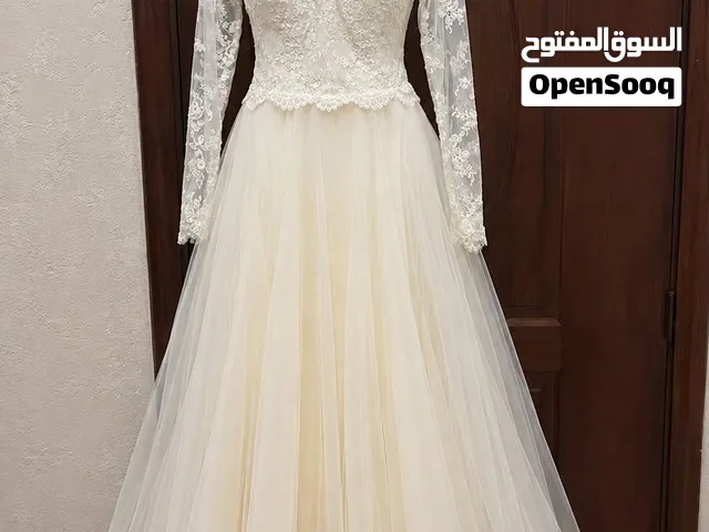 فستان خطوبة او عقد قران سعره 200 دك