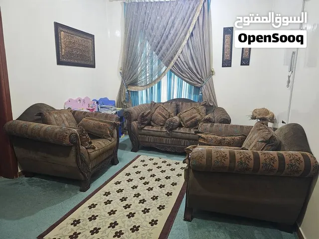 طقم كنب مع الستائر وفرشة ارض