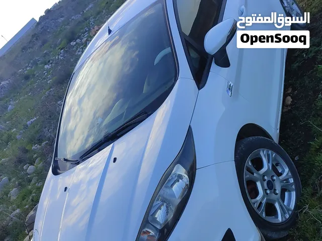 فورد فيستا 2014 تسيير 2018 فحص نظيف لون ابيض عاجي جير عادي  'ترخيص+تأمين والتنازل مباشر.