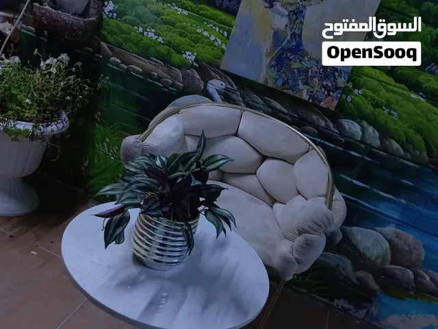 كرسي مع طاوله