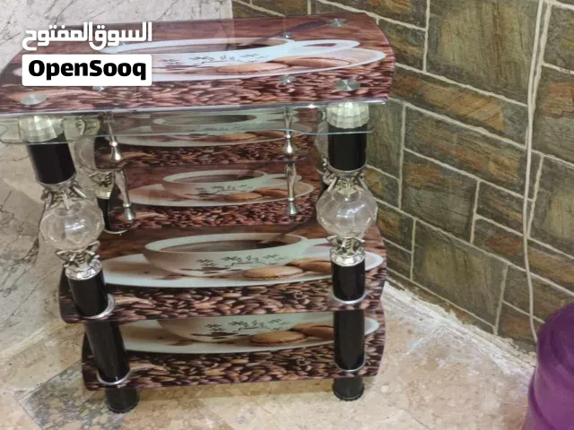 ميز تلفزيون ومقدمة طعام وسرير وطبلة صغيرة وبايسكل حجم 20