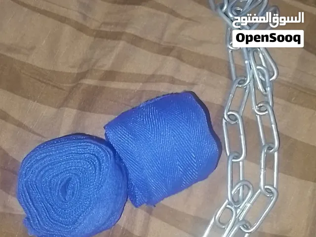 كيس ملاكمه متر بحال جديد استعمال اسبوع بيجي معه كفوف ڤينوم أصلي و باندجين 3 متر وجنزير بسعر نار