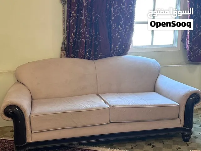 طقم كنب صالة كبير ومريح، مكون من ثلاث قطع