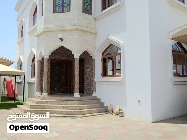 منزل للبيع مع الأثاث والمكيفات في العامرات السادسة بناء شخصي لا يحتاج إلى صيانة
