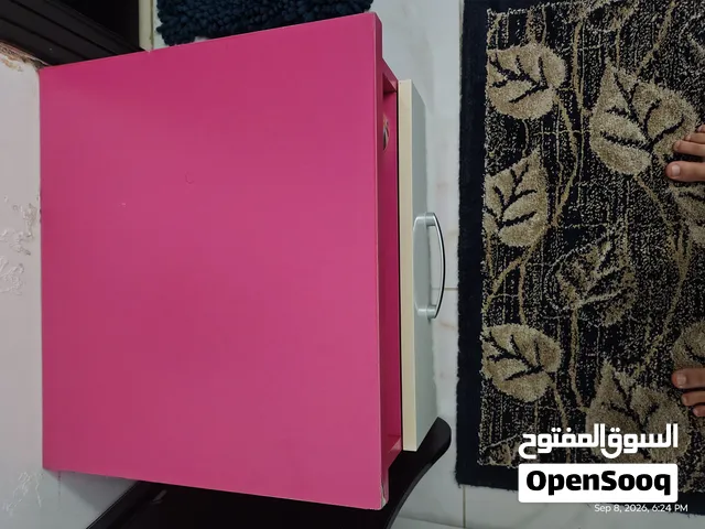 سرير وكومدينو وتسرحة