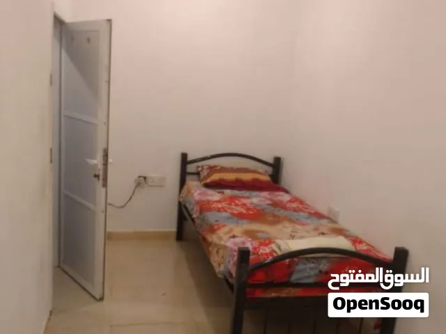 غرفة عبارة عن ملحق منفصلة عن البيت للإيجار مع للكهرباء والماء والانترنت مجاناً في الحيل الشمالية خري