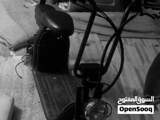 سكوتر هارلي وسط يمشي 70 مافيه شي يباله مفتاح لاكن يشتغل بدون مفتاح نضيف سعره 600