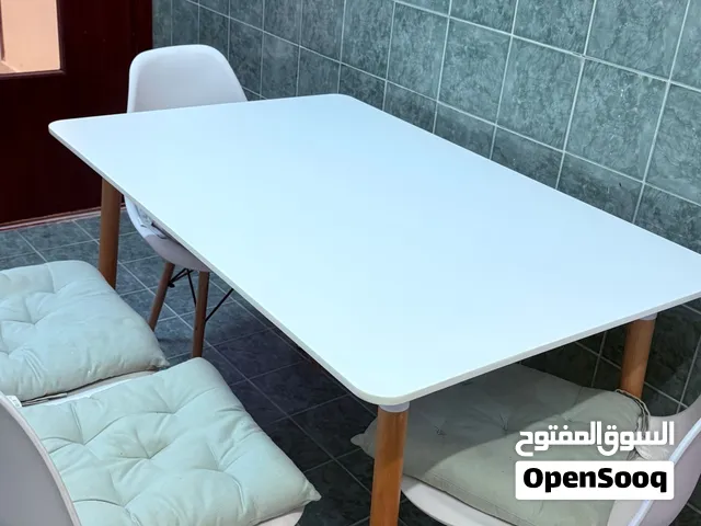 طاولة طعام و كراسي